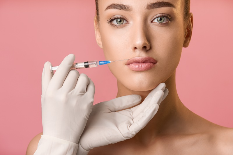 El proceso de aplicación del ácido hialurónico en labios es relativamente sencillo y rápido.